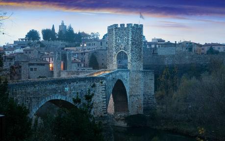 Voyagez sur les lieux de tournage de Game of Thrones Highgarden — Besalu, Catalogne, Espagne