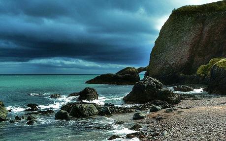 Voyagez sur les lieux de tournage de Game of Thrones Cushendun Caves, Irlande du Nord – Image credit @twistedcamerastrap