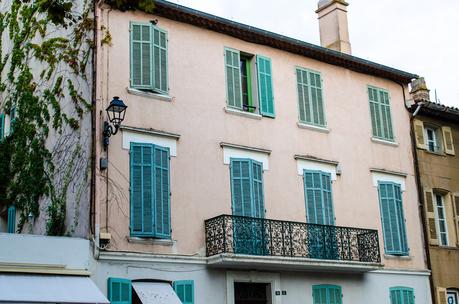 Quelques incontournables dans le Massif de l’Estérel Saint-Tropez, petite ruelle