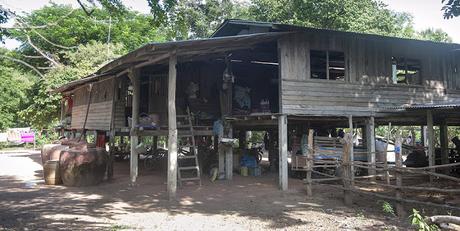 L'architecture dans l'Isan, ou l'art de ne pas pisser par la fenêtre L'architecture dans l'Isan, ou l'art de ne pas pisser par la fenêtre