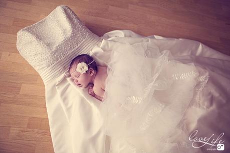 nouveau né dort sur robe de mariée