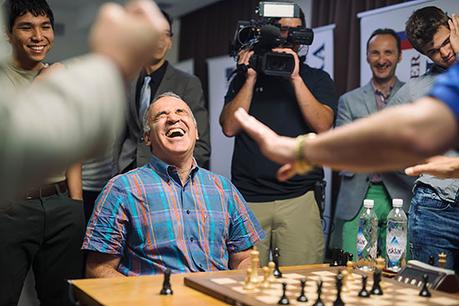 Garry Kasparov prend du plaisir à jouer aux échecs lors de la Sinquefield Cup 2015 - Photo © Austin Fuller