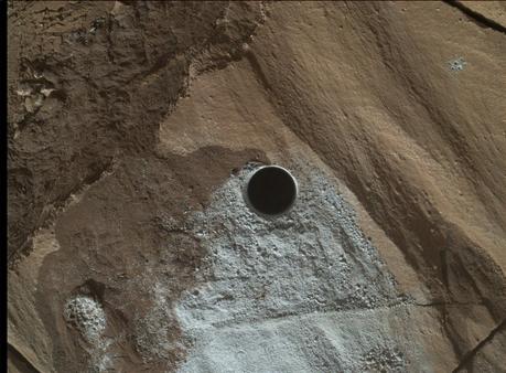 Dixième forage de Curiosity réalisé lors du sol 1.320 et photographié avec Malhi le lendemain. Son diamètre est de 1,6 cm et sa profondeur est de 6 cm. Crédit : NASA, JPL, MSSS