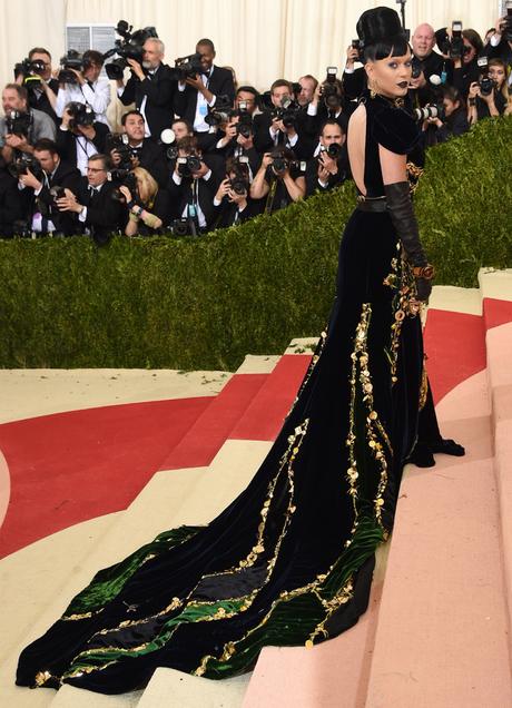 Katy Perry robe longue noire.jpg