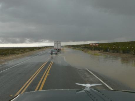 Grosse pluie et route innondée