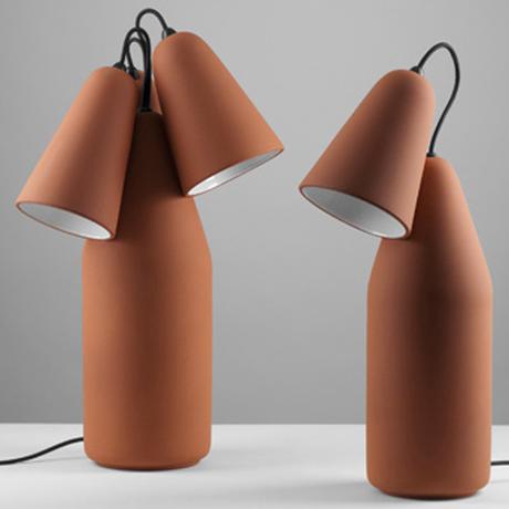 On reste dans les luminaires avec la lampe à poser de Tomas Kral que nous propose Marie. Un détournement d'objet sur lequel le designer à travailler. On reste dans les luminaires avec la lampe à poser de Tomas Kral que nous propose Marie. Un détournement d'objet sur lequel le designer à travailler-terraccota