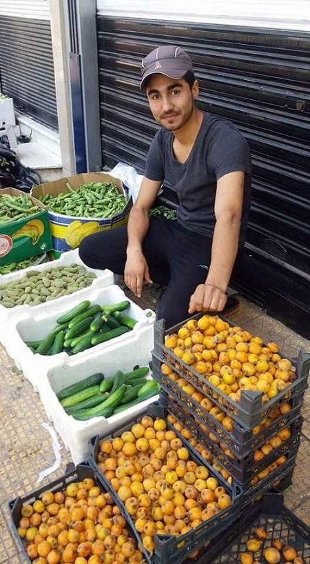 La pauvreté n’est pas un obstacle: photo d’un étudiant en pharmacie qui vend des légumes pour répondre à ses besoins