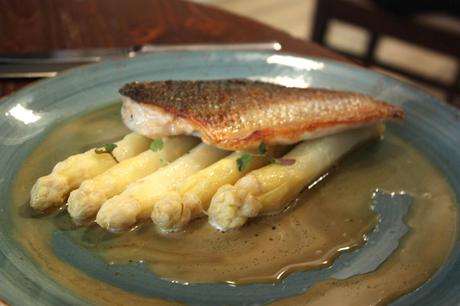Bar aux asperges, jus poulet © P.Faus Bar aux asperges, jus poulet © P.Faus