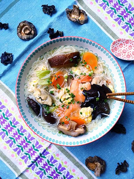 Bouillon Mee Foon : soupe de vermicelles de riz au poulet, aux œufs et aux légumes ! Un délice sino-mauricien ! Bouillon Mee foon