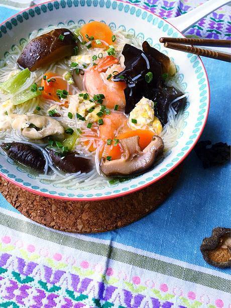 Bouillon Mee Foon : soupe de vermicelles de riz au poulet, aux œufs et aux légumes ! Un délice sino-mauricien ! Bouillon Mee Foon