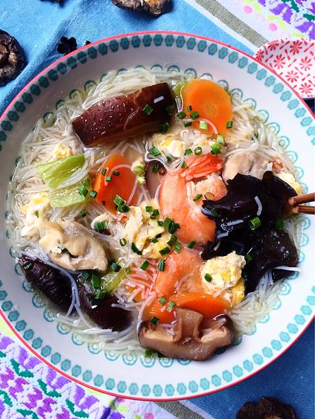 Bouillon Mee Foon : soupe de vermicelles de riz au poulet, aux œufs et aux légumes ! Un délice sino-mauricien ! Bouillon Mee Foon