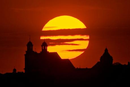 La petite Mercure se rapproche du bord du Soleil alors que celui s’apprête à se coucher. Image prise à Kcynia, en Pologne — Crédit : Marek Nikodem via Spaceweather.com
