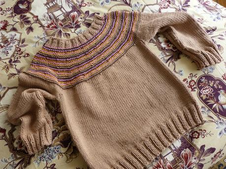 Pull à empiècement rayé multicolore en mousse (taille 8 ans) P1190522