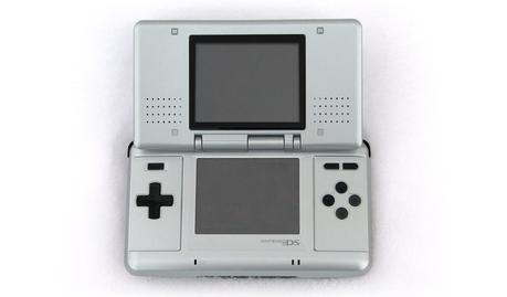La Nintendo DS, première d'une longue gamme de consoles portables pour Nintendo.