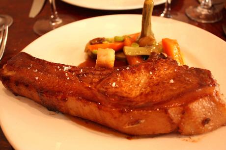 Cote de cochon au sautoir, légumes © P.Faus Cote de cochon au sautoir, légumes © P.Faus