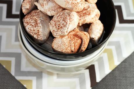 La Recette Dessert Léger et Rapide , MERINGUES AUX PÉPITES DE CHOCOLAT La Recette Dessert Léger et Rapide , MERINGUES AUX PÉPITES DE CHOCOLAT