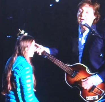 Argentine : Une fan de 10 ans monte sur scène pour jouer de la basse aux côté de Paul McCartney !
