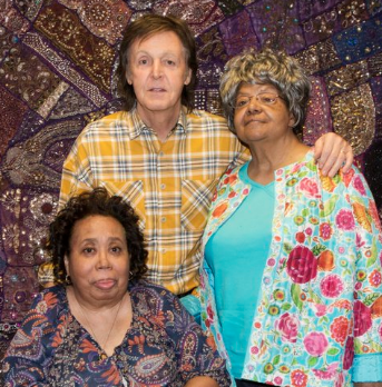Paul McCartney reçoit deux muses des Beatles Paul McCartney reçoit deux muses des Beatles