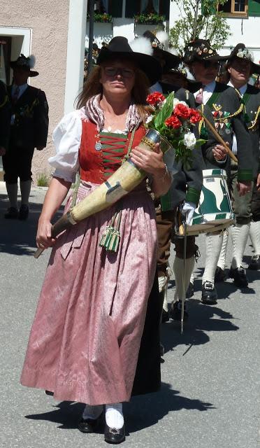 Grand défilé des chasseurs alpins à Mittenwald. Großer Festzug der Gebirgschützen in Mittenwald.