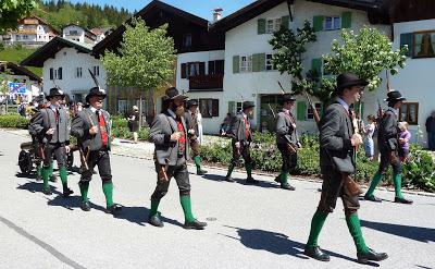 Grand défilé des chasseurs alpins à Mittenwald. Großer Festzug der Gebirgschützen in Mittenwald.