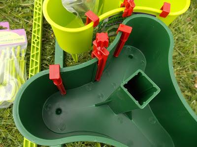 Installation des eco-tuteurs à réservoir Pouss'Vert