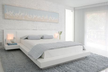 Une chambre Zen pour la/le célibataire couleur-chambre-coucher-combinaisons-blanc-gris-clair-lampes-chevet couleur chambre