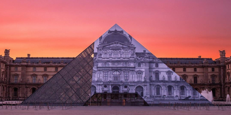 ART : JR recouvre la pyramide du Louvre