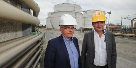 Bruno Marchat (à gauche), le secrétaire général du groupe Picoty, et le directeur du dépôt de la Pallice, Olivier Bourdut, devant les quatre nouvelles cuves où les essences ont été transférées.