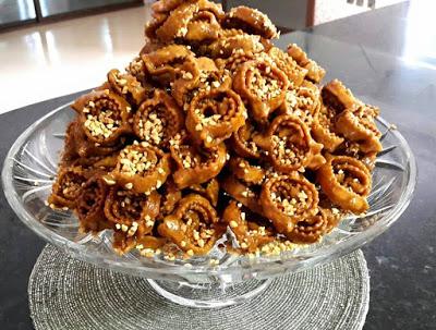 Recette chebakia marocaine Patisserie Ramadan : Chebakia tresses et rubans au miel Recette chebakia marocaine Patisserie Ramadan : Chebakia tresses et rubans au miel