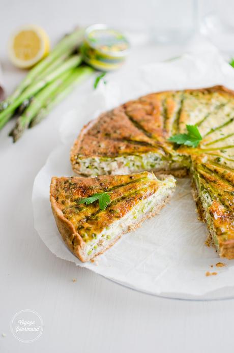 Quiche printanière aux asperges, fèves, petits pois et émietté de maquereau (IG bas) Tarte printanière aux asperges, fèves et petits pois