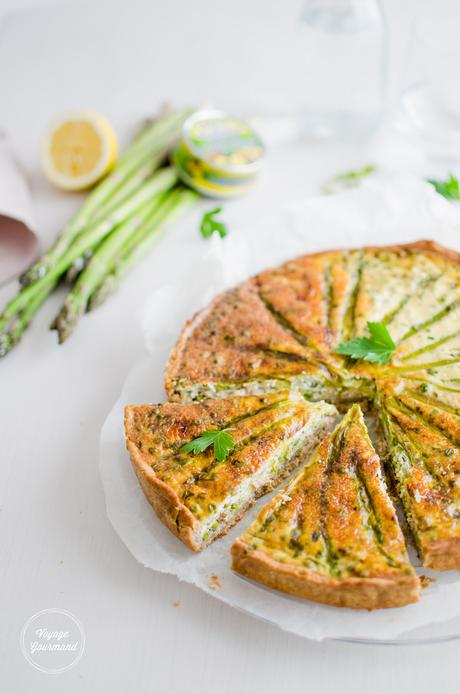 Quiche printanière aux asperges, fèves, petits pois et émietté de maquereau (IG bas) Tarte printanière aux asperges, fèves et petits pois