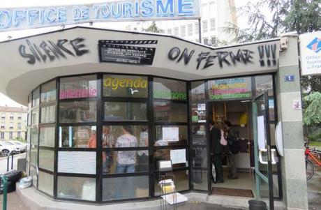 Montreuil : opération liquidation réussie à l’office de tourisme Montreuil, samedi. Les habitants ont défilé dans le petit local de l’office de tourisme, désormais fermé. Tous les produits ont été vendus, même les étagères.
