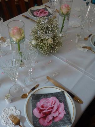 Table roses et dentelles
