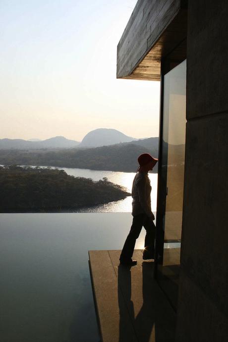 ARCHI : La maison sur la falaise Fantastic-Futuristic-House-Built-on-a-Cliff7-900x1350
