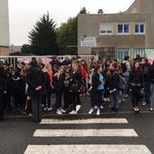 Saint-Malo : des parents d'élèves bloquent l'entrée du collège Robert Surcouf - France 3 Bretagne