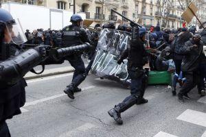 L’ONU pointe du doigt les violences policières en France. 4897382_6_c87d_affrontement-entre-la-jeunesse-parisienne-et_a55a324989ecef8e281bcf080e3ec550