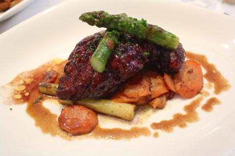 Noix de ris de veau, carottes, asperges © P.Faus . Noix de ris de veau, carottes, asperges © P.Faus .