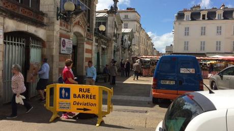 Les déviations mises en place autour de la place du marché à La Rochelle © Nathalie Combès. FTV