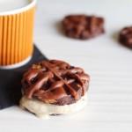 Cookies façon sandwichs glacés double chocolat, noisettes et vanille