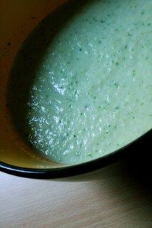 Soupe glacée au concombre, kiri et coriandre