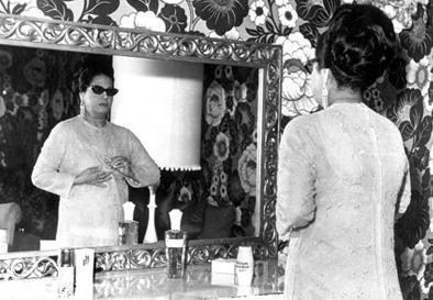 Oum Kalsoum dans sa loge à Tunis, photo de Farouk Ibrahim Oum Kalsoum dans sa loge à Tunis, photo de Farouk Ibrahim