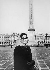 Oum Kalsoum devant l'obelisque de la Concorde, Paris, 1967, photo de Farouk Ibrahim
