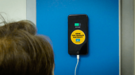 Rechargez votre téléphone portable avec votre urine ! Rechargez votre téléphone portable avec votre urine !