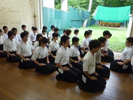 Le Seiza : à genoux, on est tout de suite plus docile ! Photo