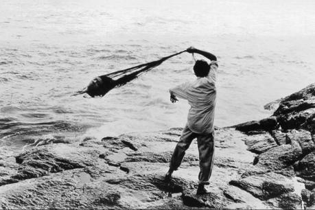 Semant des sirènes, 1987, photo de performance, où Tunga jetait à la mer un moulage de sa tête , partie d’une installation Arpoador, Rio de Janeiro