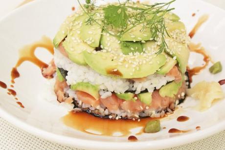 Sushi Millefeuille Sushi Millefeuille Saumon Avocat - Recette japonaise © Balico & co