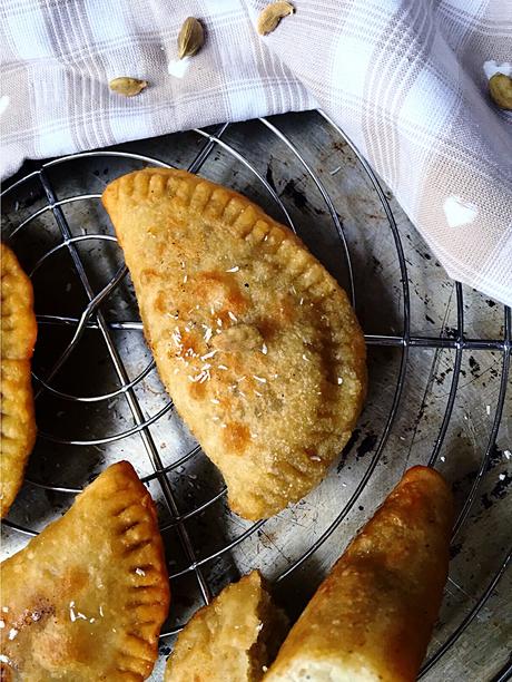 “Gâteaux patates”, chaussons de patate douce blanche fourrés à la noix de coco et parfumés à la cardamome : un goûter street-food à la Mauricienne ! Gâteaux patates