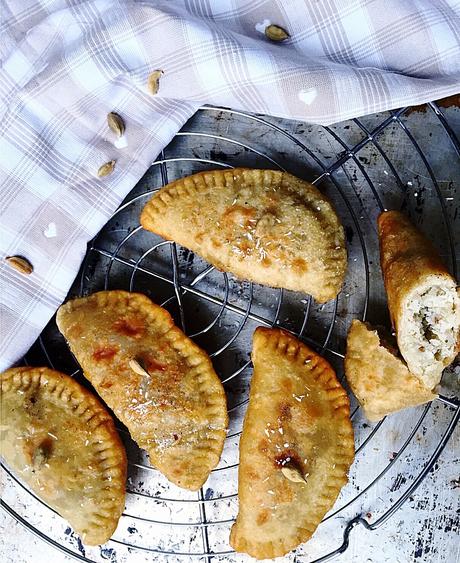 “Gâteaux patates”, chaussons de patate douce blanche fourrés à la noix de coco et parfumés à la cardamome : un goûter street-food à la Mauricienne ! Gâteaux patates