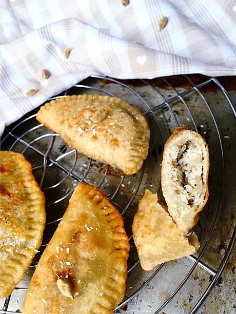 “Gâteaux patates”, chaussons de patate douce blanche fourrés à la noix de coco et parfumés à la cardamome : un goûter street-food à la Mauricienne ! Gâteaux patates