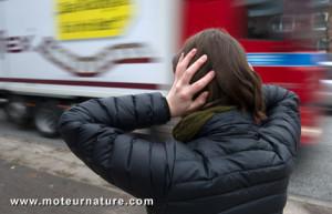 Le bruit, ses conséquences et ses coûts The illustration shows a woman holds her ears as a lorry drives by in busy traffic in Hamburg, Germany, 11 January 2013. Photo: Axel Heimken